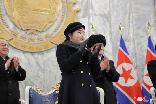 북한 건군절(인민군 창건일) 75주년인 지난 8일 평양 김일성광장에서 열린 열병식에 김정은 위원장의 딸 김주애가 참석해 박수를 치고 있다. 조선중앙통신=연합뉴스