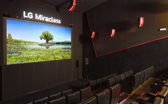 스페인 영화관 체인 오데온 멀티시네스가 빌라노바 극장에 시네마 LED 'LG 미라클래스'를 활용한 프리미엄 상영관을 조성한 모습. LG전자 제공