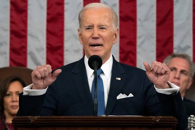 조 바이든 미국 대통령이 7일 저녁(현지시간) 의회에서 진행한 국정연설에서 두 주먹을 불끈 쥐고 있다. 사진=로이터