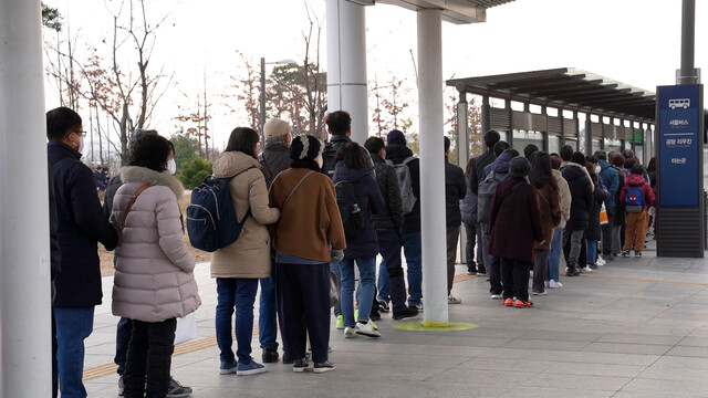 지난해 12월9일 오전, 서울 강남구 수서역 앞에서 삼성서울병원으로 가려는 사람들이 셔틀버스를 기다리고 있다. 조윤상 피디 jopd@hani.co.kr