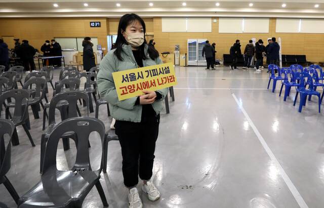 2023년 1월18일 경기도 고양시 일산동구 동양인재개발원에서 열린 서울시 ‘광역 자원회수시설’(쓰레기 소각장) 전략환경영향평가 주민설명회에서 뉴타운인 ‘덕은지구’ 입주민 배우리씨가 손팻말을 들고 항의하고 있다. 배씨는 이 설명회 유일한 반대 주민이었다. 그는 “원래 1월17일 오후 2시 고양시민방위교육장에서 열리는 것으로 알고 많은 주민이 회사에 연차를 내놓고 기다렸다. 그런데 서울시가 엿새 전에 날짜를 일방적으로 공지하고 장소도 덕은동에서 차로 30분, 버스로 1시간 30분 넘게 떨어진 곳으로 정해 참석하지 못했다”고 말했다. 논란이 되자 서울시는 2월21일 주민설명회를 다시 열었다. 류우종 기자 wjryu@hani.co.kr