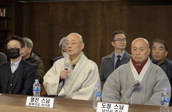 명진 스님(가운데)이 9일 기자회견에서 조계종단을 상대로 ‘제적 무효 확인’ 청구소송을 낸 배경에 대해 설명하고 있다. 평화의길 제공