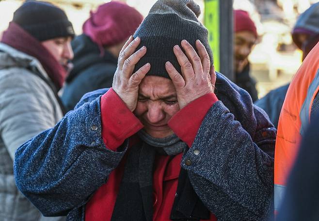 8일 지진 피해를 입은 튀르키예의 한 여성이 잔해 더미 옆에서 흐느끼고 있다. 타스 연합뉴스