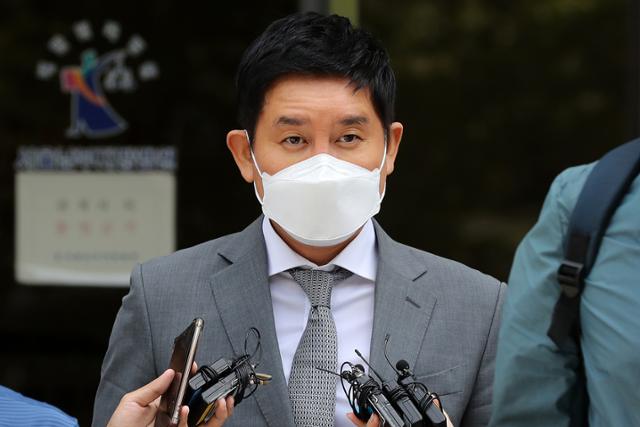 김봉현 전 스타모빌리티 회장이 지난해 9월 서울남부지법에서 영장실질심사를 마친 뒤 법정을 나서고 있다. 뉴시스