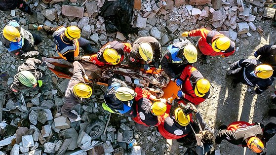 8일 생존자를 옮기고 있는 튀르키예 지진 구조대. EPA=연합뉴스