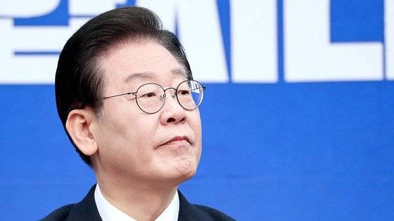 이재명 더불어민주당 대표가 8일 서울 여의도 국회에서 열린 최고위원회의에 참석해 생각에 잠겨 있다. 뉴스1