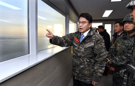 국민의힘 당권주자인 윤상현 의원이 9일 경기 김포 해병 2사단을 방문해 경계태세를 확인하고 있다. 페이스북 캡처