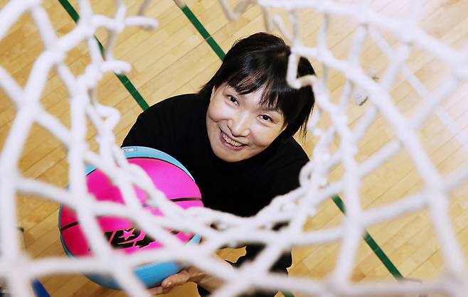 박찬숙 서울 ‘서대문구 직장인 여자농구단’ 감독이 포즈를 취하고 있다. 서성일 선임기자