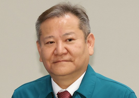 The Meaning of Lee Sang-min’s Smile: Minister of the Interior and Safety Lee Sang-min attends a Central Integrated Defense Council meeting, presided by President Yoon Suk-yeol, at the Cheongwadae state guest house on February 8. The National Assembly voted to impeach Lee that afternoon. Office of the President press photographers