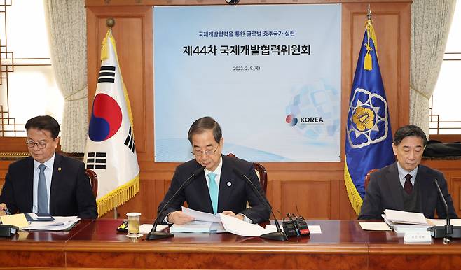 Prime Minister Han Duck-soo (center) chairs an intergovernmental meeting to discuss official development assistance for 2023 at the Seoul Government Complex on Thursday. (Yonhap)
