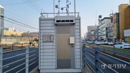 남양주시 다산동 도농역 앞 버스정류장 인근에 설치된 대기오염측정소. 이대현기자