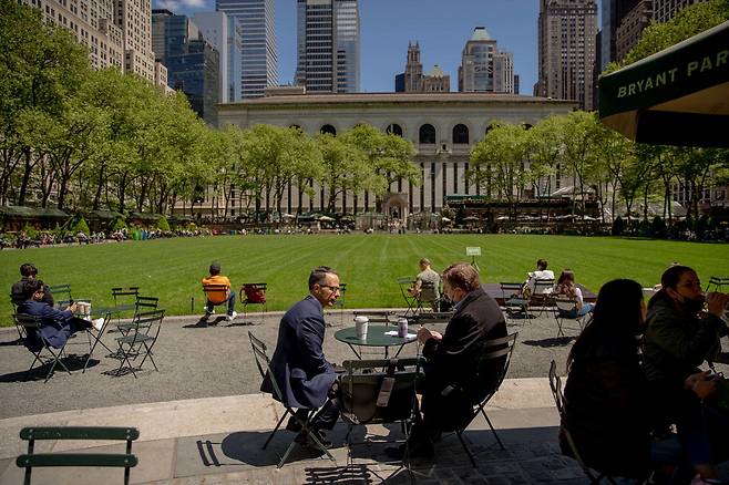 미국 뉴욕 맨해튼 도심 속 브라이언트파크는 주변 직장인들의 휴식처가 되고 있다.  【블룸버그】