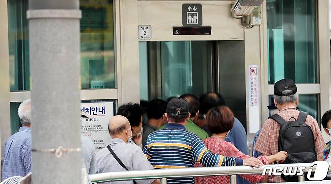 지난 2020년 9월 13일 오후 서울 동묘역에서 엘리베이터를 타려는 시민들로 붐비고 있다.(사진은 기사와 무관) /사진=뉴스1