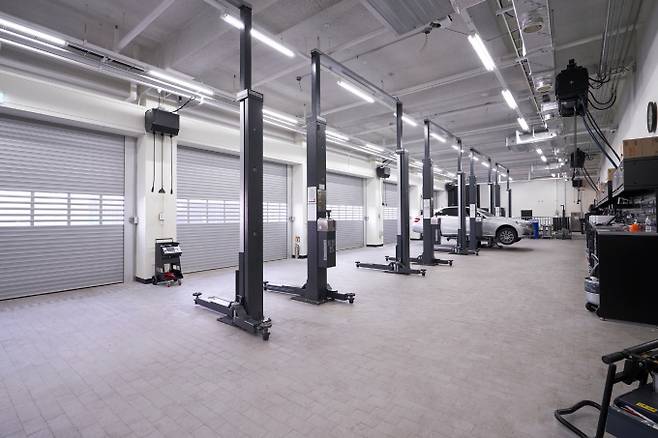 메르세데스-벤츠코리아가 국내시장 서비스 만족도를 높이는 데 힘쓰고 있다. 사진은 메르세데스-벤츠코리아 수원 권선 서비스센터. /사진=메르세데스-벤츠코리아