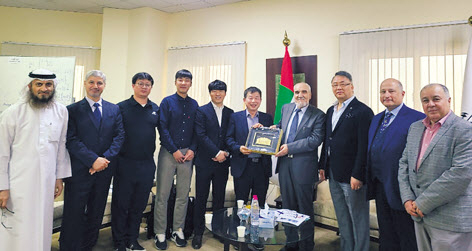 김해진(왼쪽 여섯번째) 박사와 베타예프(왼쪽 일곱번째) 아랍에미리트(UAE) 샤르자대학 연구부총장이 양 기관 공동연구센터 설립에 합의하고 기념촬영을 하고 있다. [한국기초과학지원연구원 제공]
