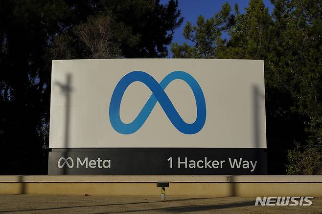 [멘로파크(미 캘리포니아주)=AP/뉴시스]미 캘리포니아주 맨로파크에 있는 메타 본사에 지난 11월9일 회사 로고가 붙어 있다. 2022.12.19