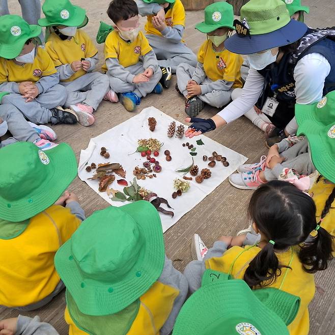 [포항=뉴시스] 강진구 기자 = 경북 포항시는 최근 ‘웰빙’, ‘건강’, ‘행복’을 추구하는 ‘웰니스’에 대한 관심이 높아짐에 따라 시민들의 건강 증진과 심신 치유를 위해 ‘포항 숲’ 재정비에 들어갔다고 9일 밝혔다.사진은 지난 해 유아숲 체험전경.(사진=포항시 제공) 2023.02.09.photo@newsis.com *재판매 및 DB 금지