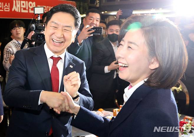 [서울=뉴시스] 고범준 기자 = 김기현 국민의힘 당대표 후보와 나경원 전 의원이 9일 오후 서울 마포구 한 음식점에서 열린 새로운민심 새민연 전국대회에 참석해 인사를 나누고 있다. 2023.02.09. bjko@newsis.com