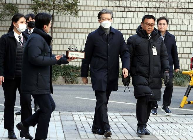 [서울=뉴시스] 조성봉 기자 =조국 전 법무부 장관이 지난 3일 오후 서울 서초구 서울중앙지법에서 열린 자녀 입시비리 및 감찰 무마 의혹 관련 1심 선고 공판에  출석하고 있다. 2023.02.03. suncho21@newsis.com