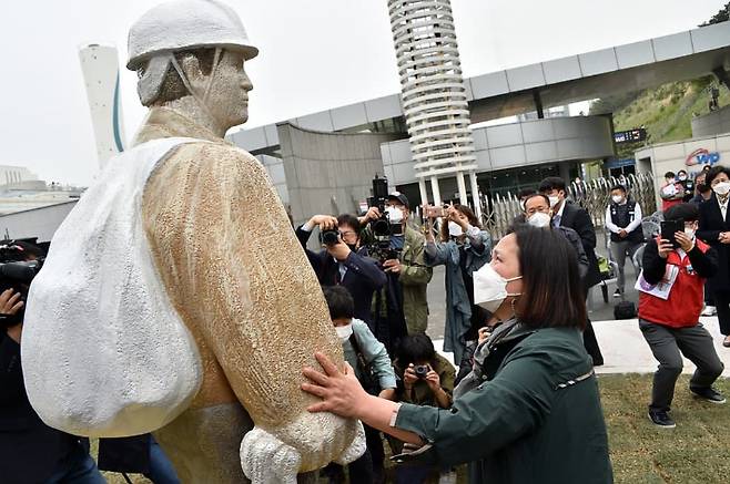 지난 2021년 월 태안화력 정문 앞에 세워진 고(故) 김용균 노동자 추모하는 조형물. 김용균재단 제공
