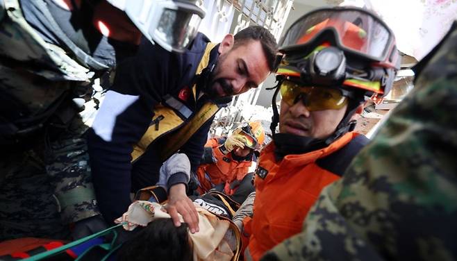 9일 오전(현지시간) 튀르키예 하타이 안타키아 일대에서 한국긴급구호대(KDRT) 대원들이 지진으로 무너진 건물 속에 갇혀 있던 한 어린이 생존자를 구조하고 있다.  연합뉴스