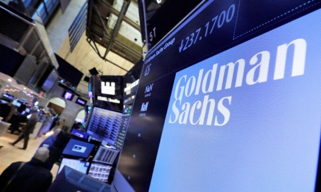 미국 뉴욕증권거래소(NYSE)의 한 단말기에 투자은행 골드만삭스의 로고가 표시되고 있다. 뉴욕=AP뉴시스