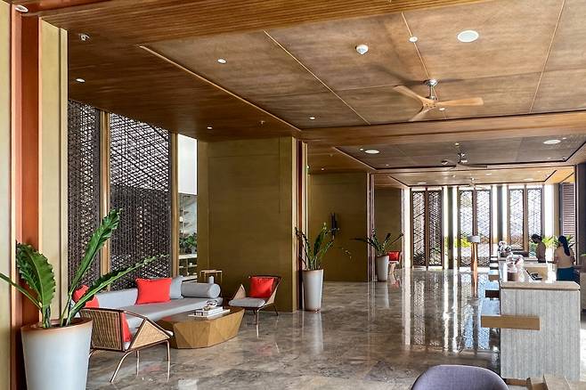 탁 트인 로비. 프론트 데스크 뒤로는 바다가 펼쳐진다