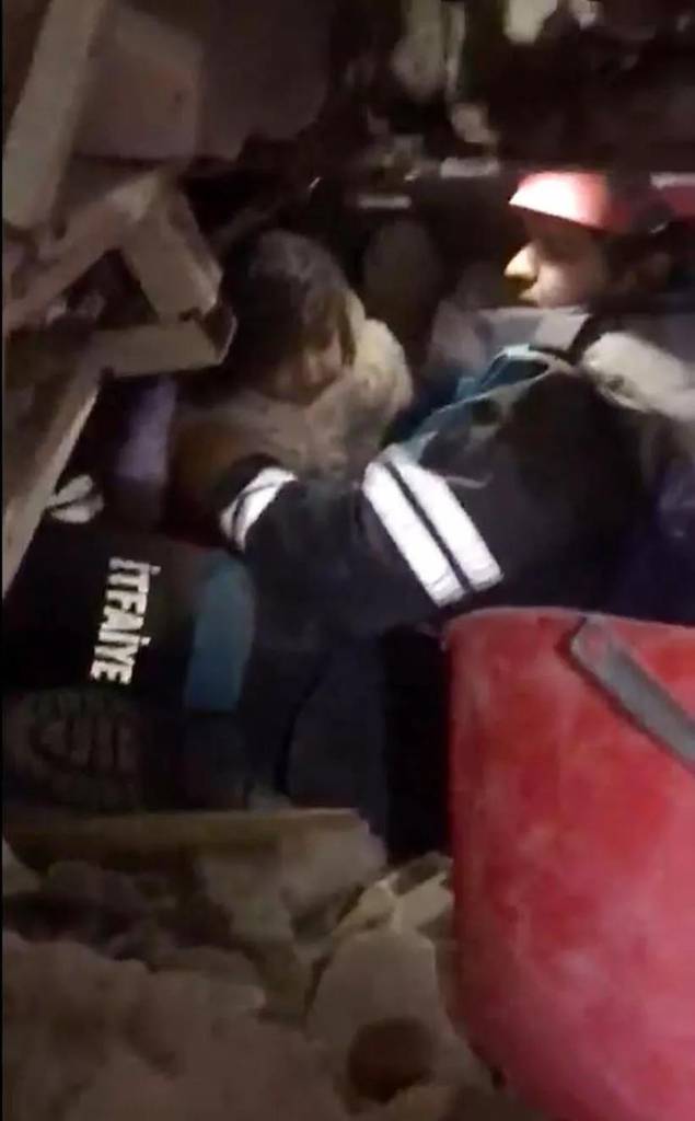 56시간 만에 구조된 18개월 여자 아기 마살  [후리예트 홈페이지 캡처. 재판매 및 DB 금지]