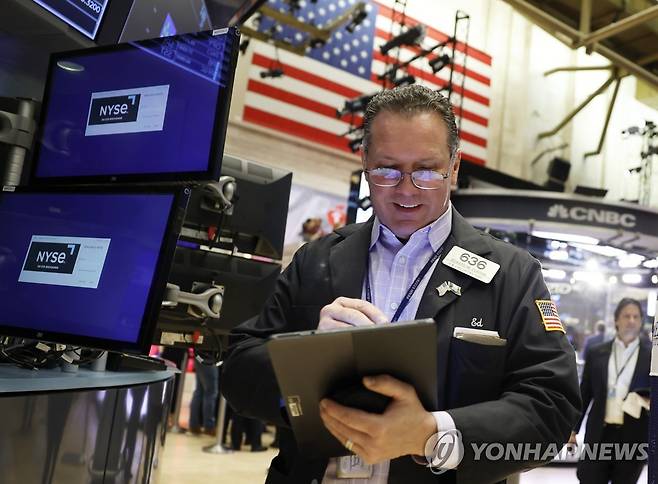 NYSE 입회장에서 일하는 트레이더의 모습 [연합뉴스 자료사진]