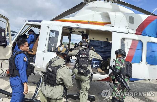 파푸아 반군에 납치된 뉴질랜드 조종사 구출 작전 (파푸아 EPA=연합뉴스) 8일(현지시간) 인도네시아 군경이 인도네시아 파푸아 티미카 공항에서 서파푸아 민족해방군에 납치된 뉴질랜드 조종사를 구출하기 위해 헬리콥터에 오르고 있다. 2023.2.9 photo@yna.co.kr