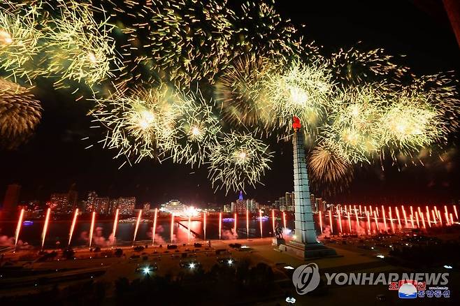 북한, '건군절 75주년' 야간열병식 개최 (평양 조선중앙통신=연합뉴스) 북한이 건군절(인민군 창건일) 75주년인 지난 8일 평양 김일성광장에서 열병식을 개최했다고 조선중앙통신이 9일 보도했다. 2023.2.9 
    [국내에서만 사용가능. 재배포 금지. For Use Only in the Republic of Korea. No Redistribution]