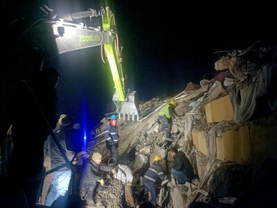 Zoomlion rescue team assist in rescuing trapped people (PRNewsfoto/Zoomlion)