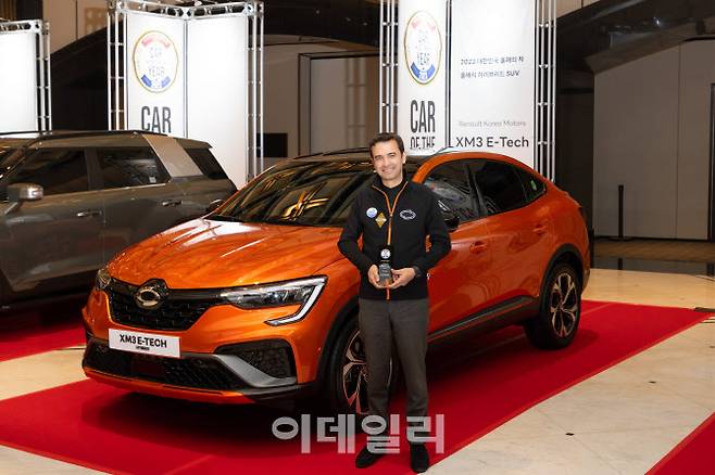 스테판 드블레즈 르노코리아자동차 대표이사가 지난 9일 서울 용산구 그랜드 하얏트 호텔에서 열린 ‘2023 올해의 차 시상식’에서 XM3 E-Tech 하이브리드 차량과 함께 기념 촬영을 하고 있다. (사진=르노코리아)