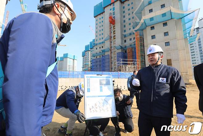 원희룡 국토교통부장관이 8일 오후 경기 수원시 장안구의 한 아파트 건설현장에 방문해 타워크레인 월례비 등 불법행위 피해현황을 점검하고 있다. 2023.2.8/뉴스1 ⓒ News1 김영운 기자