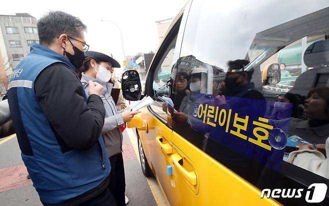 제주경찰이 9일 오후 제주시 이도초등학교 어린이보호구역에서 어린이통학버스 준수사항 위반 행위를 단속하고 있다. 2023.2.9/뉴스1 ⓒ News1 오현지 기자