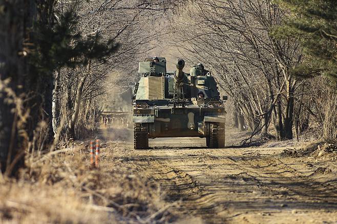 9일 강원도 인제에서 육군 12사단 K-9 자주포가 기동하고 있다. (12사단 제공)