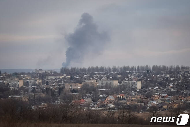 우크라이나 도네츠크주 바흐무트시 미사일 공격으로 연기가 치솟고 있다.ⓒ 로이터=뉴스1