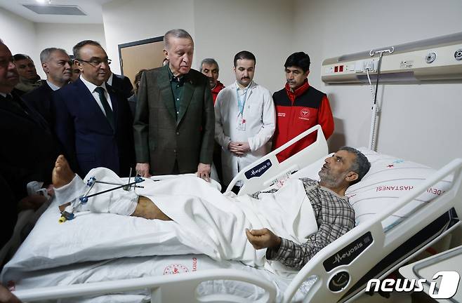 레제프 타이이프 에르도안 튀르키예 대통령이 지진으로 인한 부상자를 만나고 있다. ⓒ 로이터=뉴스1