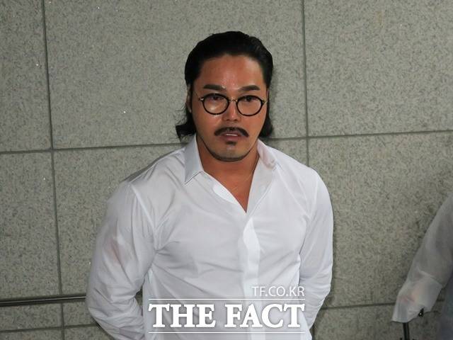 문재인 전 대통령과 김정숙 여사를 모욕하고 더불어민주당 이재명 대표를 비방한 혐의로 구속된 유튜버 안정권(43)씨가 재차 보석을 신청했으나 법원이 받아들이지 않았다. /뉴시스