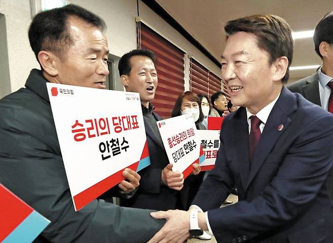 충북도당 찾아 간담회 - 안철수(오른쪽) 국민의힘 당대표 후보가 9일 오전 충북 청주 충북도당 강당에서 열린 당원 간담회에서 당원과 악수를 하고 있다. /신현종 기자