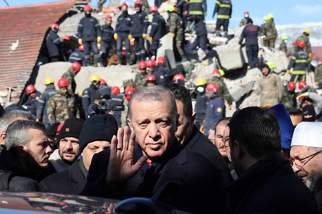레제프 타이이프 에르도안 튀르키예 대통령이 지난 8일 지진으로 피해를 입은 지역을 돌아보고 있다. /AFP 연합뉴스