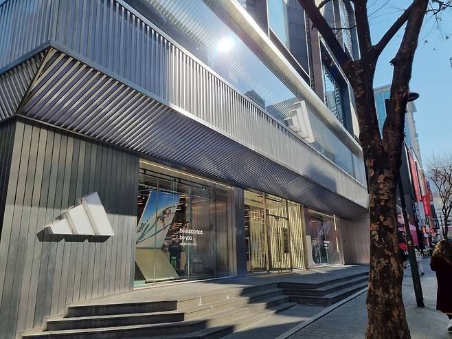 지난달 명동에 문을 연 아디다스 플래그십 스토어 / 김송이 기자