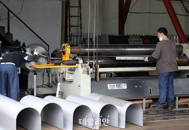 정부가 주52시간제 유연화를 추진하는 가운데 서울 시내 한 공업사에서 작업자들이 일을 하고 있다. ⓒ뉴시스