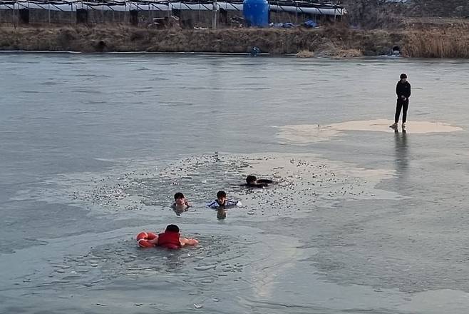 8일 오후 5시 20분께 빙판 위에서 물에 빠진 학생들을 소방관들이 구조하고 있다.(충남소방본부 제공)/뉴스1 /사진=뉴스1