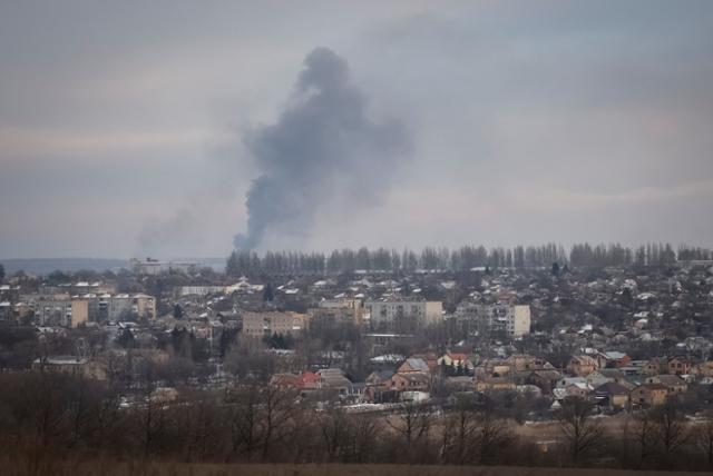 9일 러시아의 공격이 집중되는 우크라이나 도네츠크 지역의 최전방 도시 바흐무트에서 포격에 따른 검은 연기가 피어오르고 있다. 바흐무트=로이터 연합뉴스