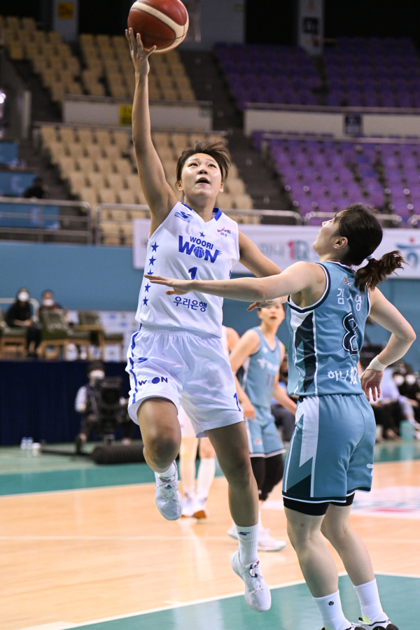 여자농구 아산 우리은행의 박지현이 10일 열린 부천 하나원큐전에서 드리블 슛을 시도하고 있다. 사진=WKBL 제공