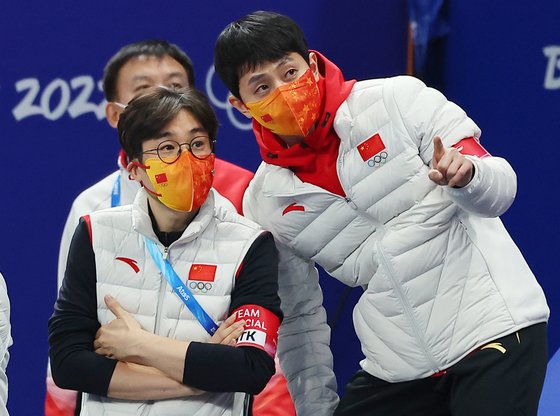 2022년 베이징 겨울올림픽 당시 중국 쇼트트랙 대표팀을 지도했던 김선태 감독(왼쪽)과 빅토르 안. [연합뉴스]