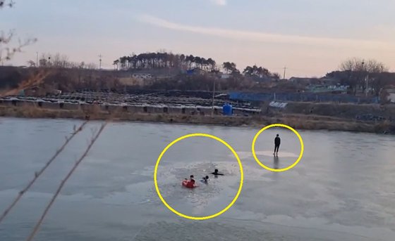 지난 8일 오후 5시20분쯤 충남 천안시 성거읍 신월저수지에서 얼음이 깨지면서 중학생 3명이 물에 빠지고 1명이 가까스로 얼음 위에 서 있다. [사진 충남소방본부]