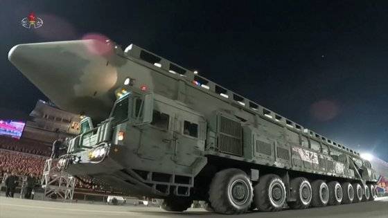 북한이 건군절(인민군 창건일) 75주년인 지난 8일 평양 김일성광장에서 열병식을 개최하는 영상을 조선중앙TV가 9일 방송했다. 사진은 열병식에 등장한 '고체 ICBM' 추정 신형 미사일.연합뉴스