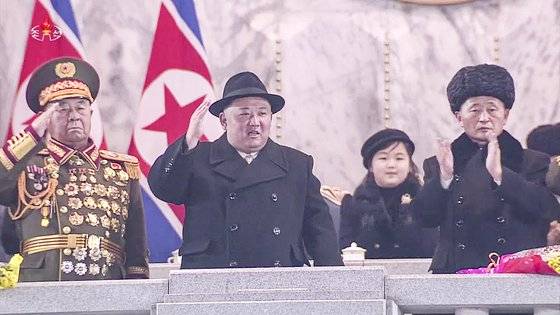 북한이 건군절(인민군 창건일) 75주년인 지난 8일 평양 김일성광장에서 열병식을 개최하는 영상을 조선중앙TV가 9일 방송했다. 사진은 김정은 위원장 뒤의 딸 김주애 집중 조명하는 카메라 장면. 연합뉴스